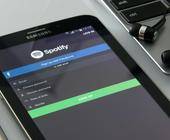 Ein Samsung-Tablet zeigt die Spotify-App