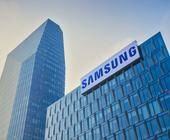 Ein Bürogebäude mit Samsung-Schriftzug