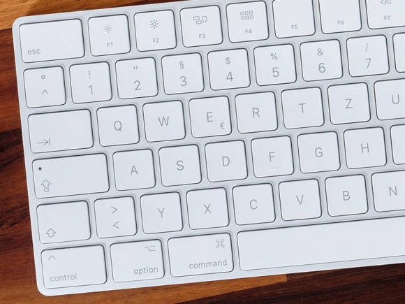 Das Foto zeigt den linken unteren Ausschnitt einer weissen Apple-Tastatur 
