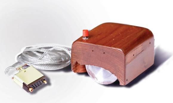 Prototyp-Maus mit Holzgehäuse und Kabel