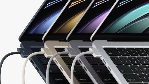 Das Foto zeigt alle vier Farben des MacBook Air