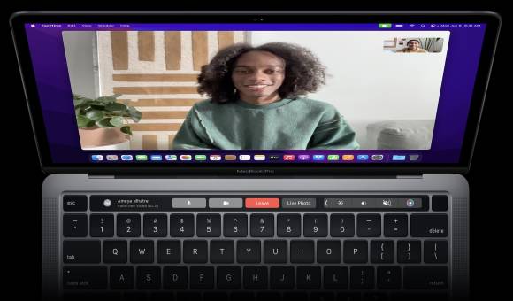 Das Foto zeigt ein MacBook Pro von oben, auf schwarzem Hintergrund