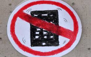 Ein handgezeichnetes Smartphone-Verboten-Schild 