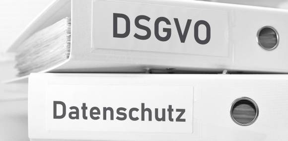 Papierordner, beschriftet mit "DSGVO Akten" 