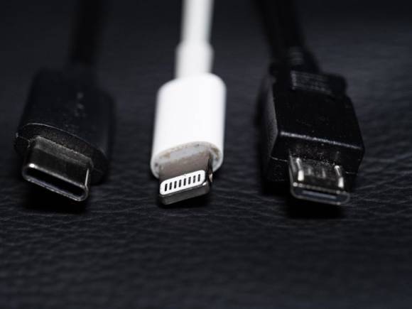 Drei verschiedene Ladekabel 