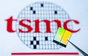 TSMC-Logo im Hintergrund, im Vordergrund hält eine Pinzette einen Chip 