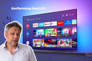 Daniel Bader steht for einem Smart-TV 