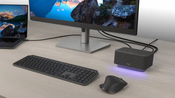 Auf einem Schreibtisch stehen Monitor, Eingabegeräte und das Logi Dock 