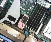 Blick auf eine Hauptplatine mit RAM-Riegeln und weiteren Komponenten