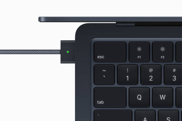 Das Foto zeigt den MagSafe-Stecker an einem MacBook Air