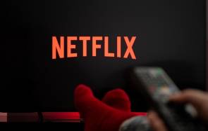 Netflix-Logo auf einem Fernseher 