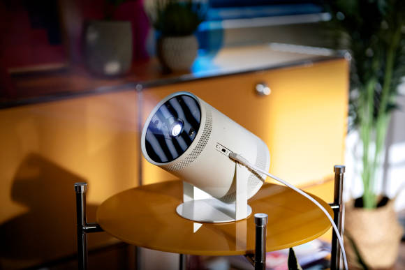 Der zylinderförmige Samsung Freestyle Projektor 