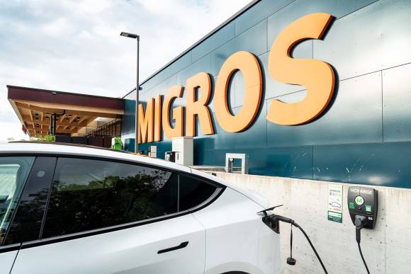 Auto an einer Migros-E-Ladestation 