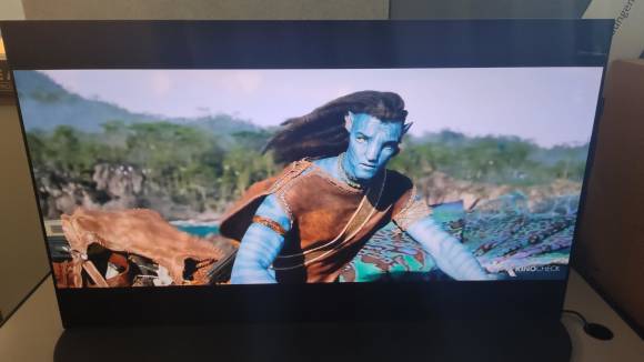 Der Fernseher zeigt ein Standbild aus dem Film Avatar 2