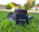 Ein kleiner Marshall Willen steht neben einem Cowboy-Hut auf dem Rasen