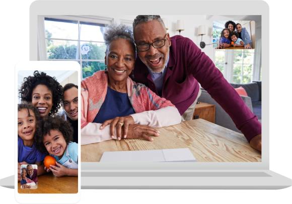 Eine Familie in Google Duo auf einem Smartphone und einem Notebook 