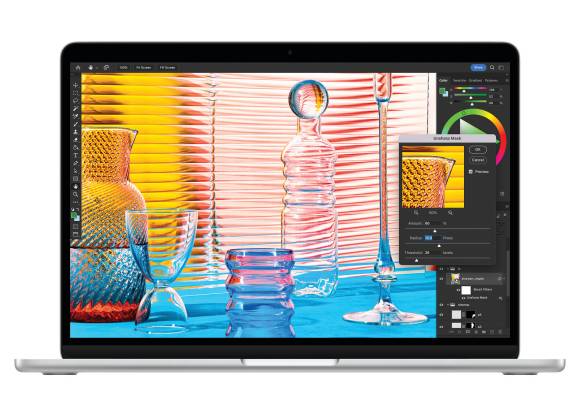 Das Bild zeigt das MacBook Air von vorne; auf dem Display ist die Software Photoshop zu sehen 