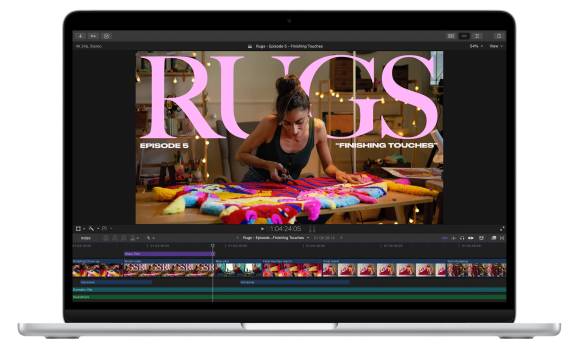Das Bild zeigt das MacBook Air von vorne; auf dem Display ist die Videosoftware «Final Cut Pro» zu sehen