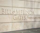Schriftzug der Bill & Melinda Gates Foundation an einer Gebäudewand