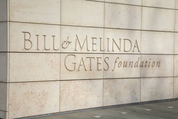 Schriftzug der Bill & Melinda Gates Foundation an einer Gebäudewand 