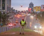 Eine Drohne überwacht in Nairobi den Verkehr