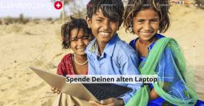 Labdoo-Webseite zeigt lachende Kinder mit einem Notebook
