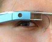 Eine Person trägt eine Google Glass Brille