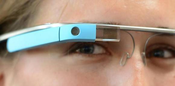 Eine Person trägt eine Google Glass Brille 