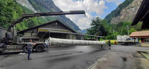 Foto des Verladens der riesigen Gemälderolle auf einen Sattelschlepper