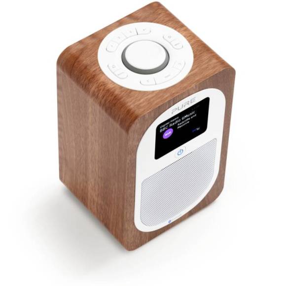 Ein DAB+-Radio Pure Evoke H3 im Nussbaumgehäuse