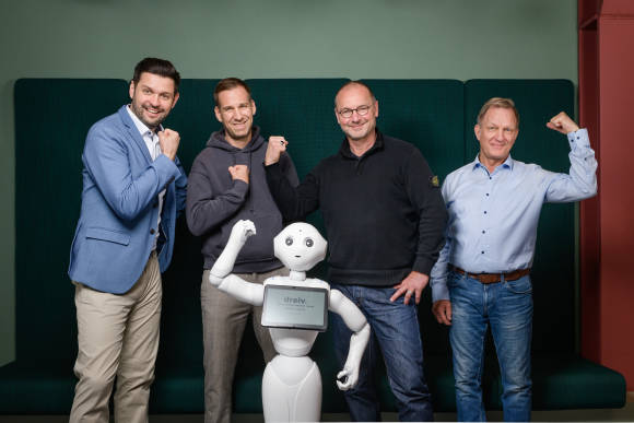 Das Educatio-Team und der weisse Pepper-Roboter 