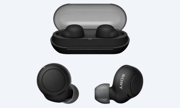 Die Sony-In-Ear-Kopfhörer WF-C500, einmal neben, einmal im Ladegehäuse
