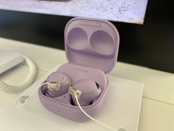 Galaxy Buds2 Pro in Violett in geöffnetem Case