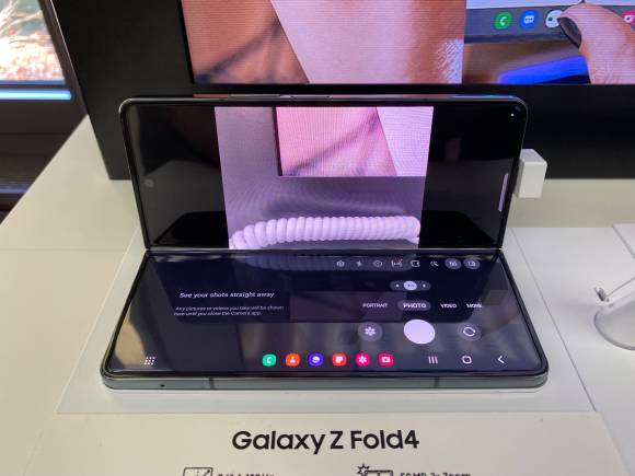 Galaxy Fold4 halb aufgeklappt