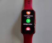 Eine Huawei Band 7 in Rot