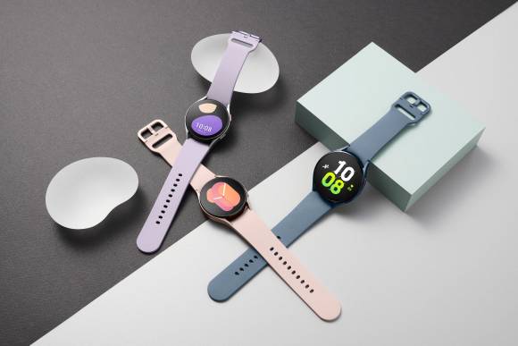 Dreimal die Galaxy Watch5 mit rosa, lila und grauem Armband 