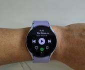 Die Smartwatch Galaxy Watch5 am Handgelenk der Autorin
