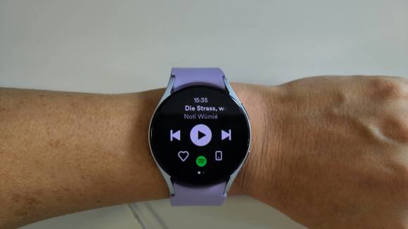 Die Smartwatch Galaxy Watch5 am Handgelenk der Autorin 