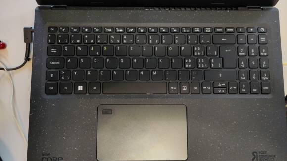 Blick auf die Tastatur und aufs Touchpad mit oben links integriertem Fingerabdrucksensor
