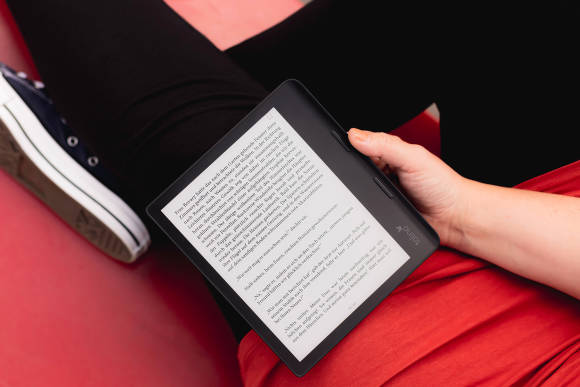 Ein Tolino E-Reader Epos 3 in der Hand einer Person 