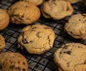 Symbolbild zeigt Kekse (Cookies) auf einem Backblech