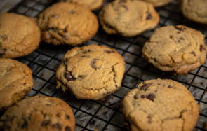 Symbolbild zeigt Kekse (Cookies) auf einem Backblech 
