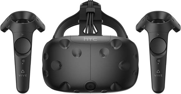 Eine VR-Brille des Typs Vive von HTC, plus zwei Controller