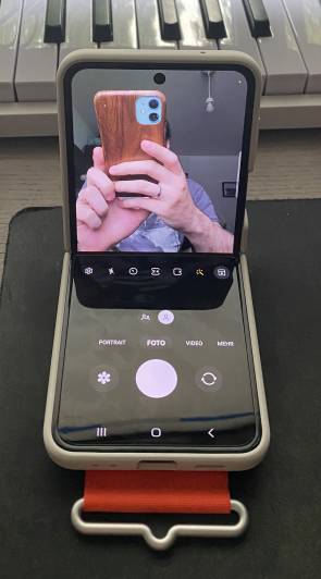 Praktisch für Selfies und Videocalls, dieser Halbknick Galaxy Flip4 halb aufgeklappt mit aktiver selfiekamera