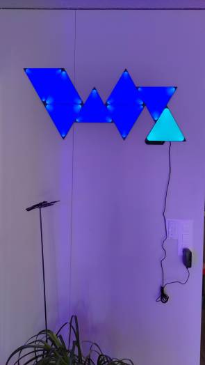 Triangles an der Wand, blau leuchtend