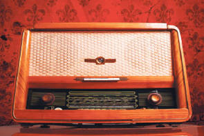 Symbolbild zeigt ein altes Radiogerät mit Holzgehäuse 