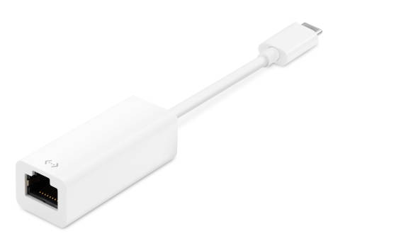 Ein USB-C-zu-Ethernet-Adapter kann am MacBook Air oder am Studio Display angebracht werden Das Foto zeigt einen Ethernet-Adapter, der über USB-C verbunden werden kann