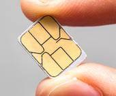 Eine Nano-SIM-Karte, die zwischen Daumen und Zeigefinger gehalten wird