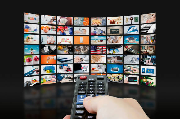 Ein Curved-Smart-TV voller Vorschaubilder von Sendungen 