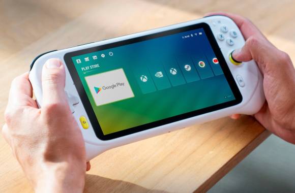 Jemand hält eine portable Spielkonsole in den Händen 